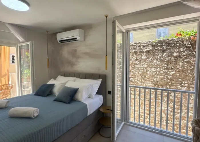 Amaro Luxury & With Balcony شقة *