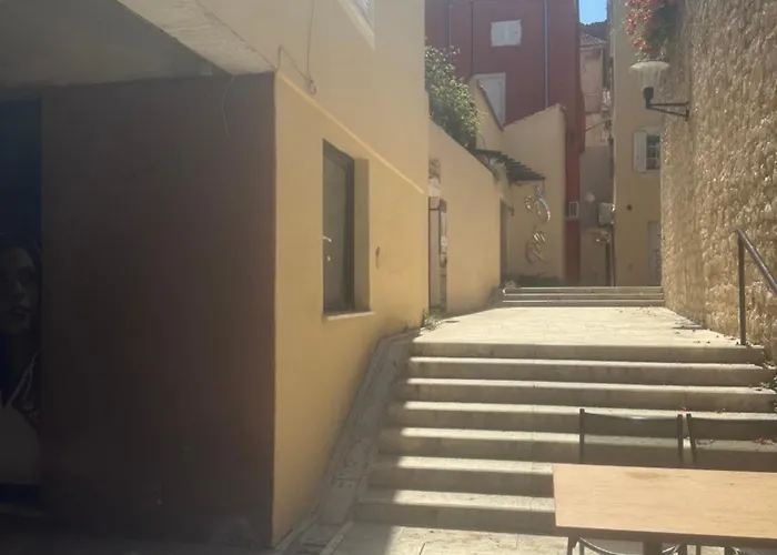 Amaro Luxury & With Balcony زادار